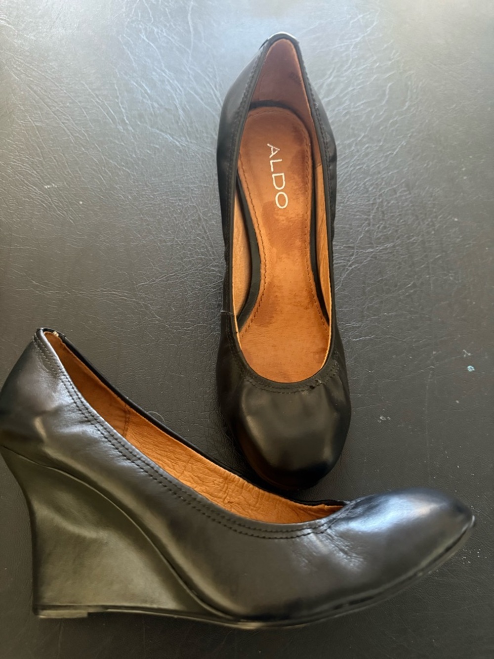 ALDO Black Leather Upper Round Toe Scrunch Wedge Pumps Heels, size 7.5, 38